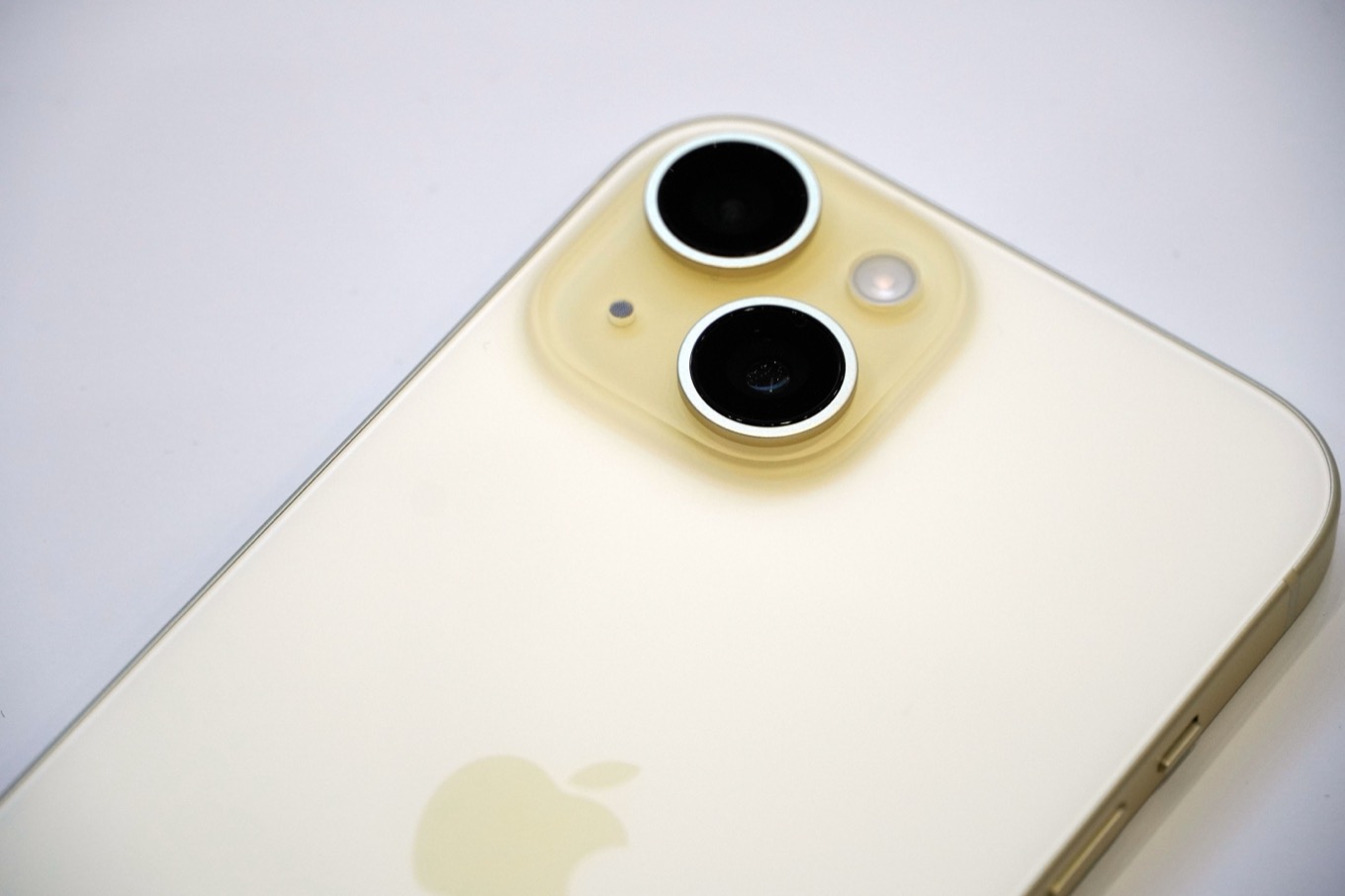 yellow-phone-close-6c.jpg – Six Colors
